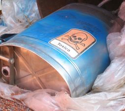 Herumliegender Kanister mit Aufdruck Toxico (Giftig) 